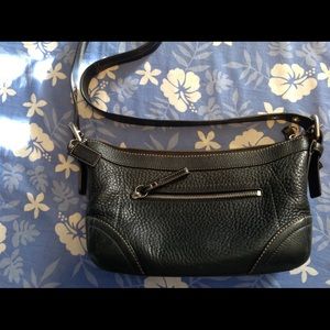 Coach Black shoulder strap purse zipper closure.